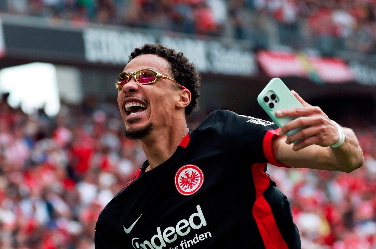 Football - Bundesliga - SC Freiburg v Eintracht Frankfurt - Europa Park Stadion, Freiburg, Germany - May 17, 2025Eintracht Frankfurt's Hugo Ekitike celebrates after the match as Eintracht Frankfurt finish the Bundesliga season in third place to qualify for the Champions League - REUTERSPIX