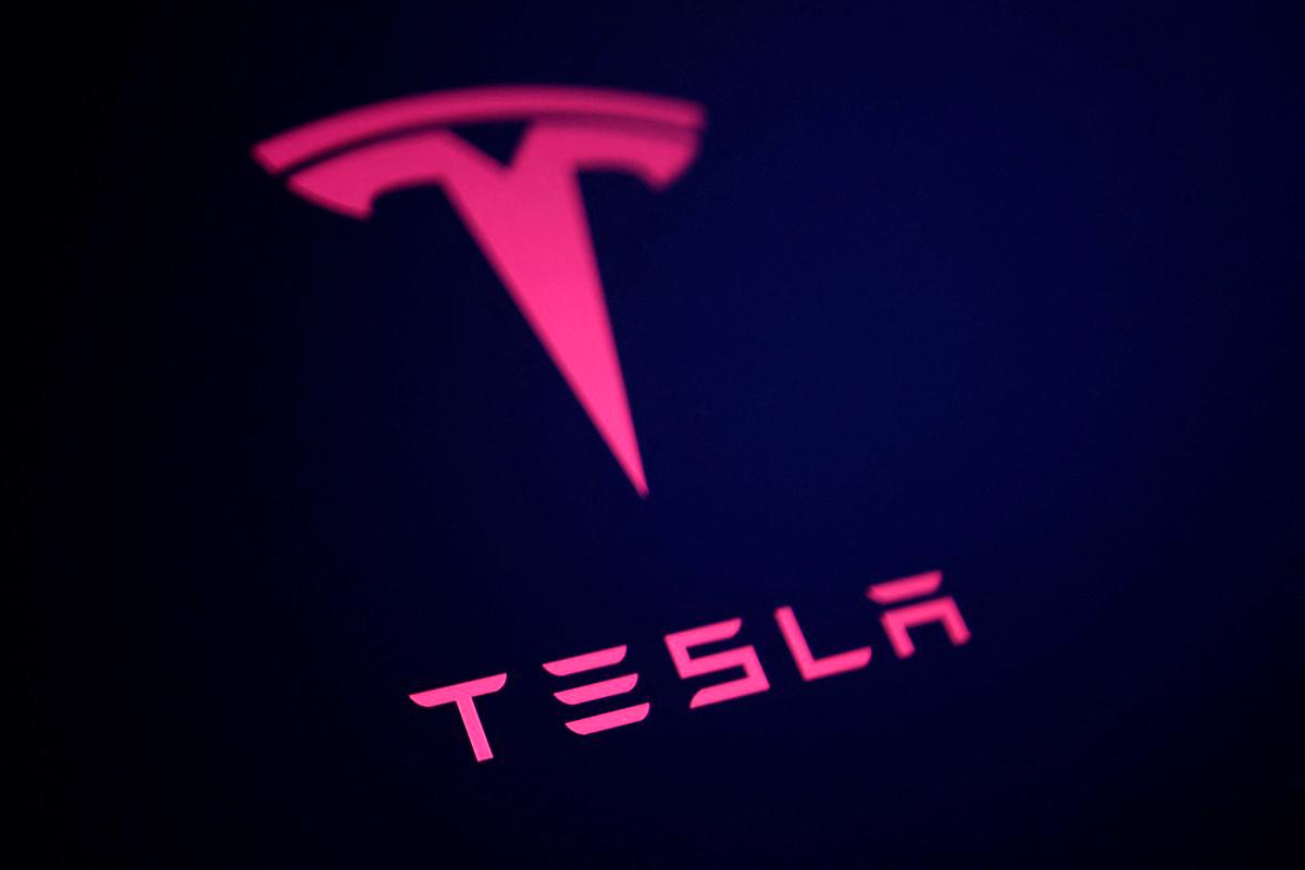 Tesla logo is seen in this illustration taken July 23, 2025. REUTERS/Dado Ruvic/Illustration