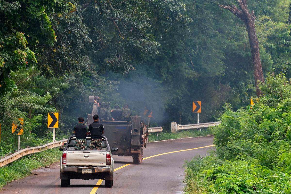 Gambar: Kenderaan tentera dilihat di wilayah Sisaket, Thailand, Julai 27 - REUTERS