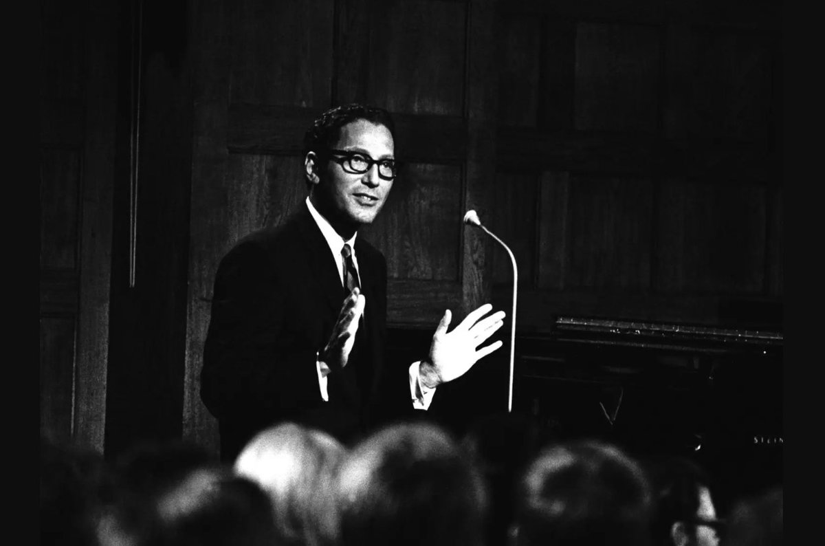 Tom Lehrer performing in Copenhagen in 1967. (Credit: Jan Persson, Public domain, via Wikimedia Commons)