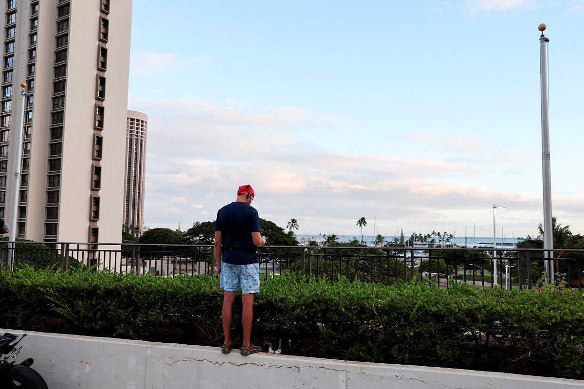 A man stands on a ledge at a shopping center looking for tsunami waves, after authorities warned residents of the possibility of destructive tsunami waves, following an earthquake which earlier struck off Russia’s Far Eastern Kamchatka Peninsula, in Honolulu, Hawaii, U.S. July 29, 2025. - REUTERS/Marco Garcia