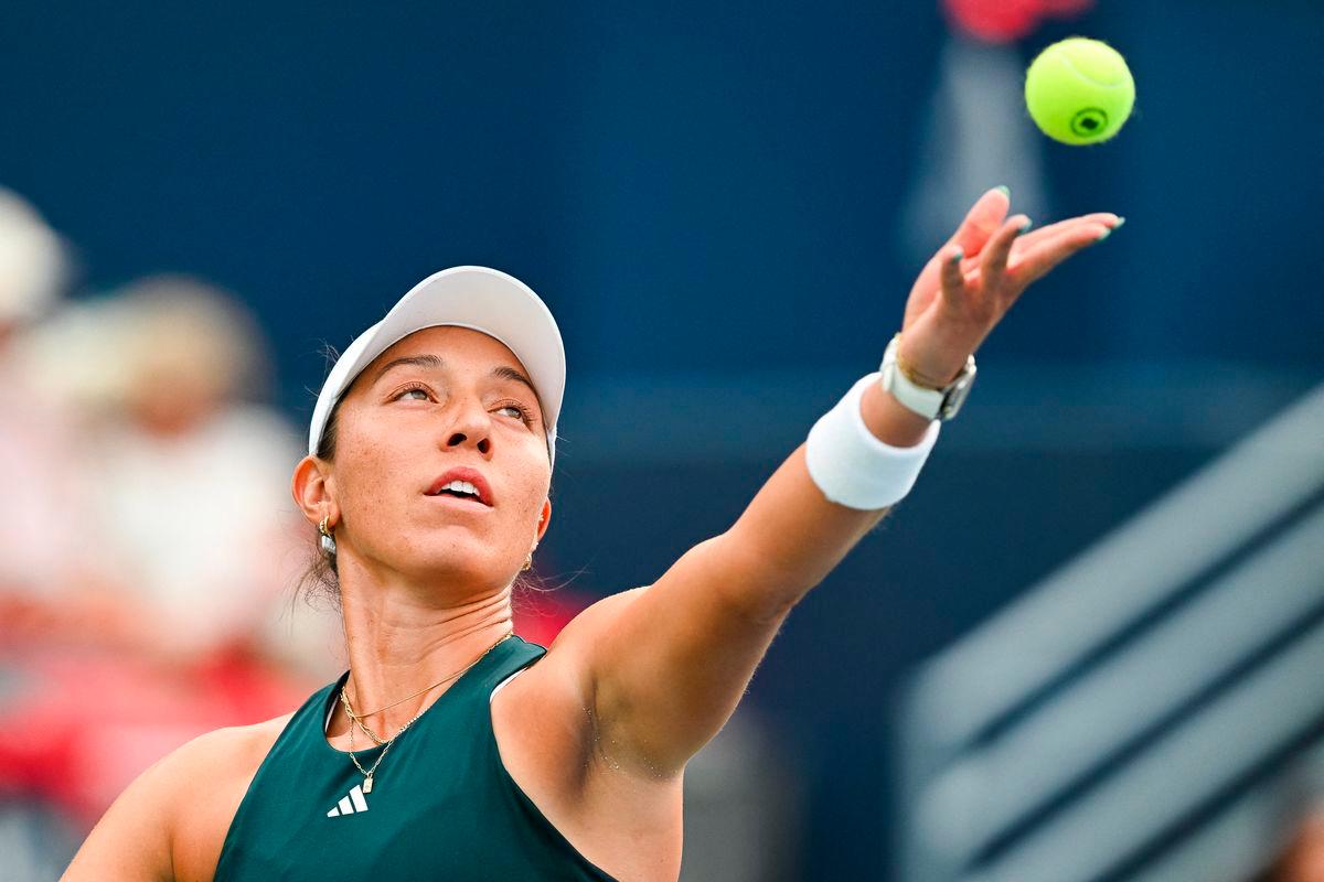 Jessica Pegula (USA) serves the ball to Maria Sakkari (GRE) in second round play at IGA Stadium - David Kirouac-Imagn Images