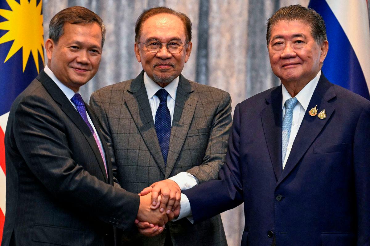 FOTO FAIL: Perdana Menteri Kemboja Hun Manet, Perdana Menteri Malaysia Anwar Ibrahim dan Pemangku Perdana Menteri Thailand Phumtham Wechayachai berjabat tangan - REUTERS