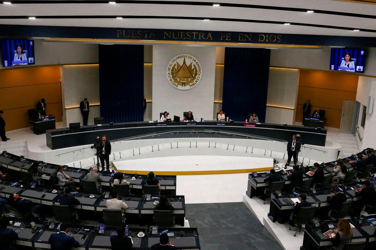 President of the congress Ernesto Castro, Vice-president Suecy Callejas and representatives take part in a session of the Salvadoran congress to discuss reforms to the constitution, in San Salvador, El Salvador July 31, 2025- REUTERS