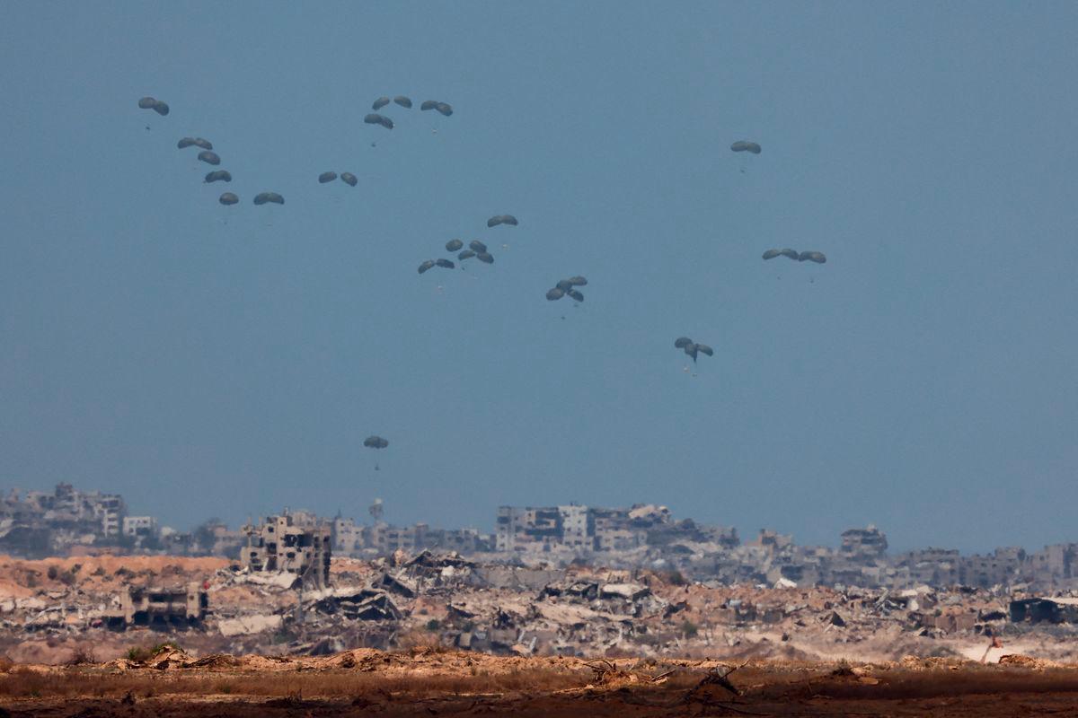 Humanitarian aid packages are airdropped over the Gaza Strip, as seen from Israel, August 1, 2025. - REUTERSPIX