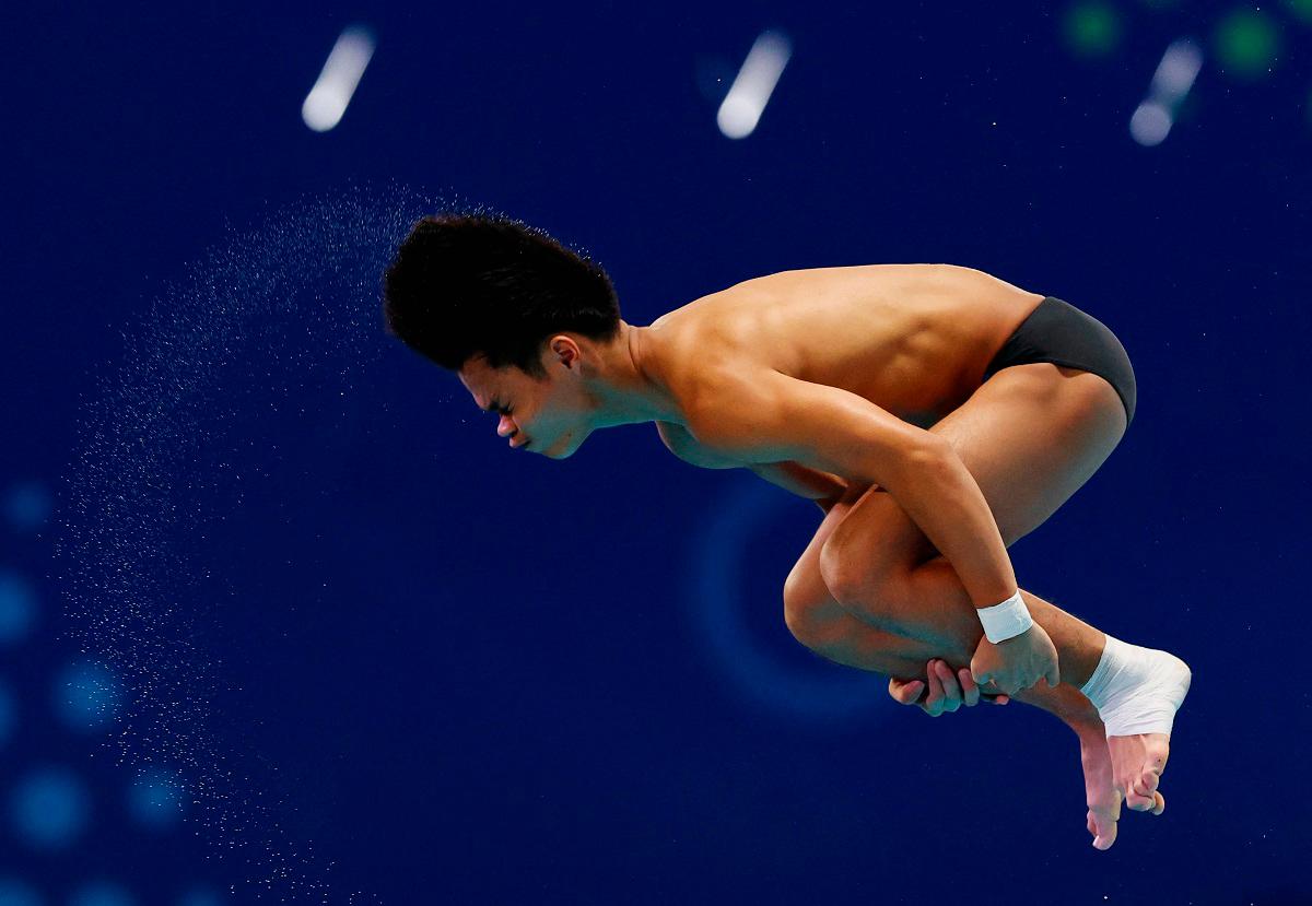 Diving - World Aquatics Championships - Diving Men’s 10m platform - Semi Final - OCBC Aquatic Centre, Singapore - August 3, 2025 Malaysia’s Elvis Priestly Anak Clement in action - REUTERS/Jeremy Lee