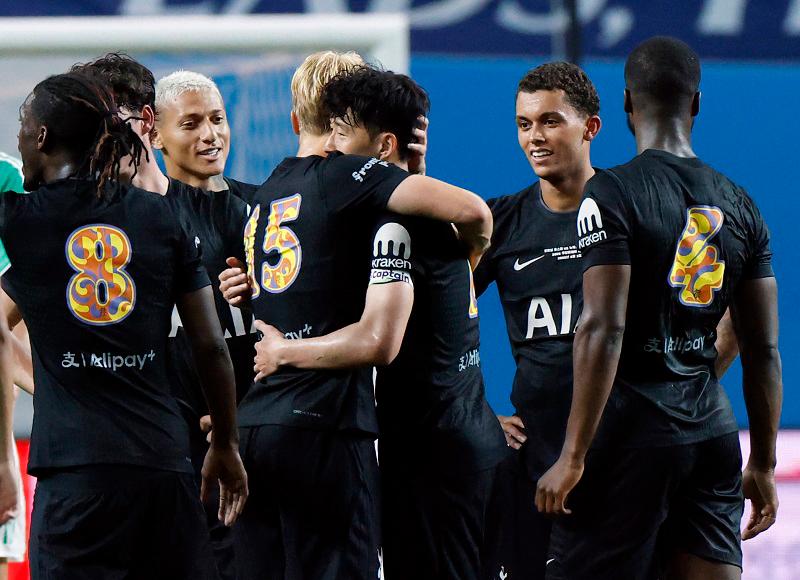 $!Son Heung-Min embraces Lucas Bergvall after playing his last game for Tottenham Hotspur. - REUTERS/Kim Soo-Hyeon