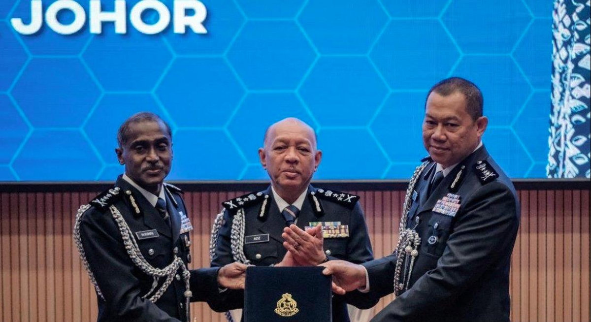Datuk M. Kumar handing over to newly appointed Johor police chief Comm Ab Rahaman Arsad. - BERNAMA