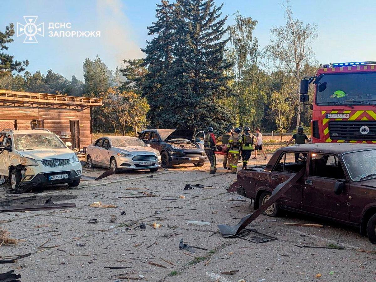 Rescuers evacuate a wounded resident at the site of a Russian military strike, amid Russia’s attack on Ukraine, in Zaporizhzhia region, Ukraine August 6, 2025. Press service of the State Emergency Service of Ukraine in Odesa region/Handout via REUTERS