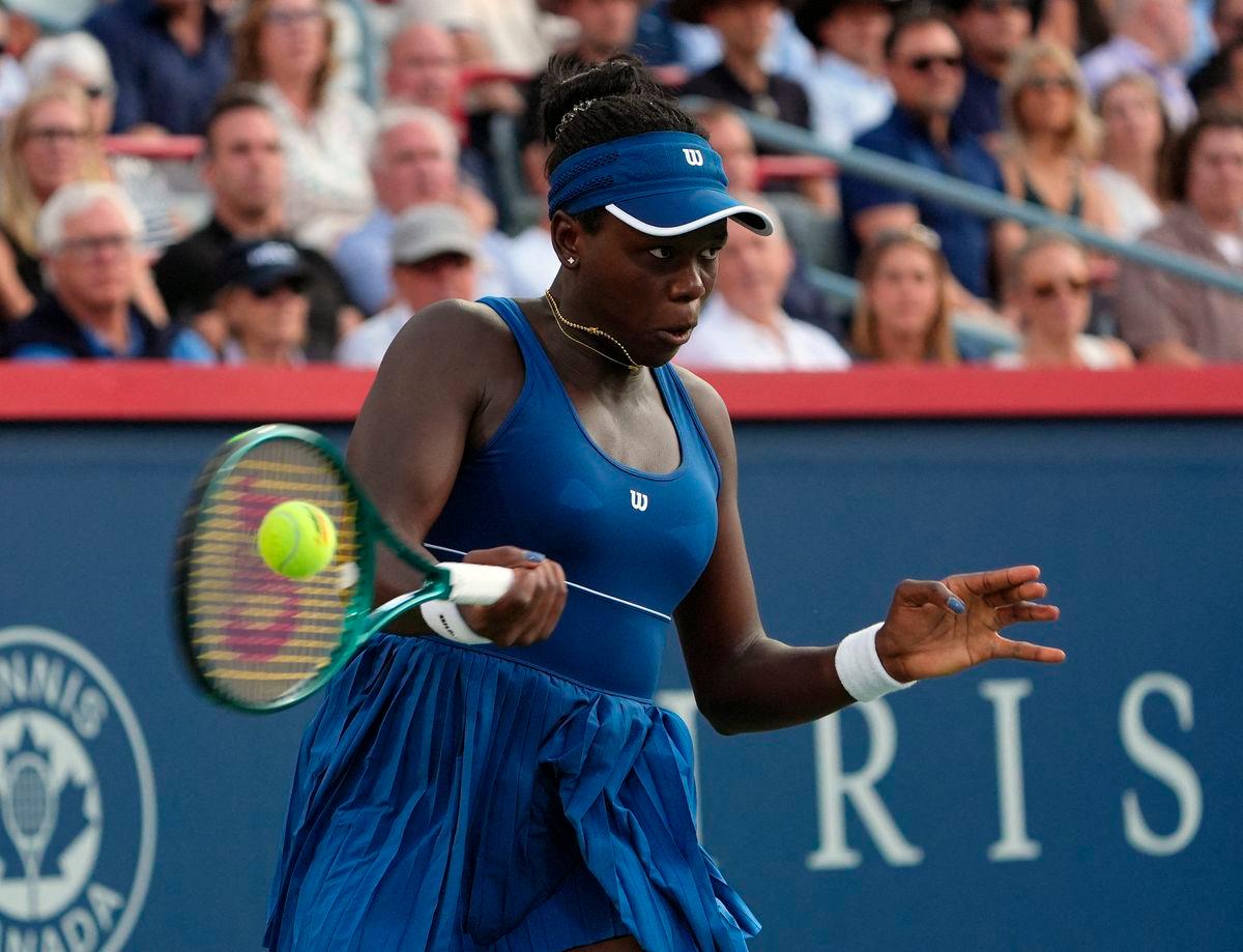 Victoria Mboko (CAN) returns the ball against Elena Rybakina (KAZ) in semifinal play at IGA Stadium. Mandatory Credit: Eric Bolte-Imagn Images