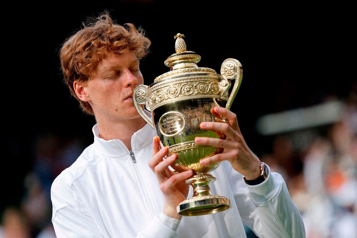FILE PHOTO: Italy’s Jannik Sinner celebrates with the trophy after winning the Wimbledon men’s final against Spain’s Carlos Alcaraz in London, July 13, 2025. REUTERS/Stephanie Lecocq/File Photo