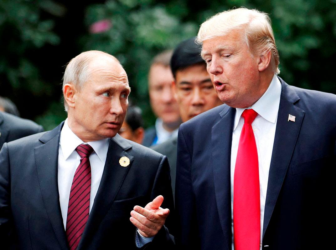 U.S. President Donald Trump and Russia’s President Vladimir Putin talk during the family photo session at the APEC Summit in Danang, Vietnam November 11, 2017. Reuterspix
