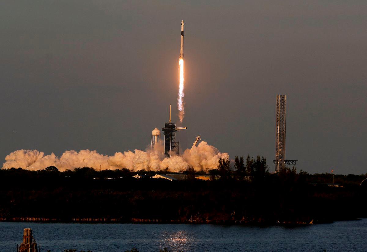 SpaceX’s Falcon 9 rocket yang membawa 10 angkasawan - BERNAMA