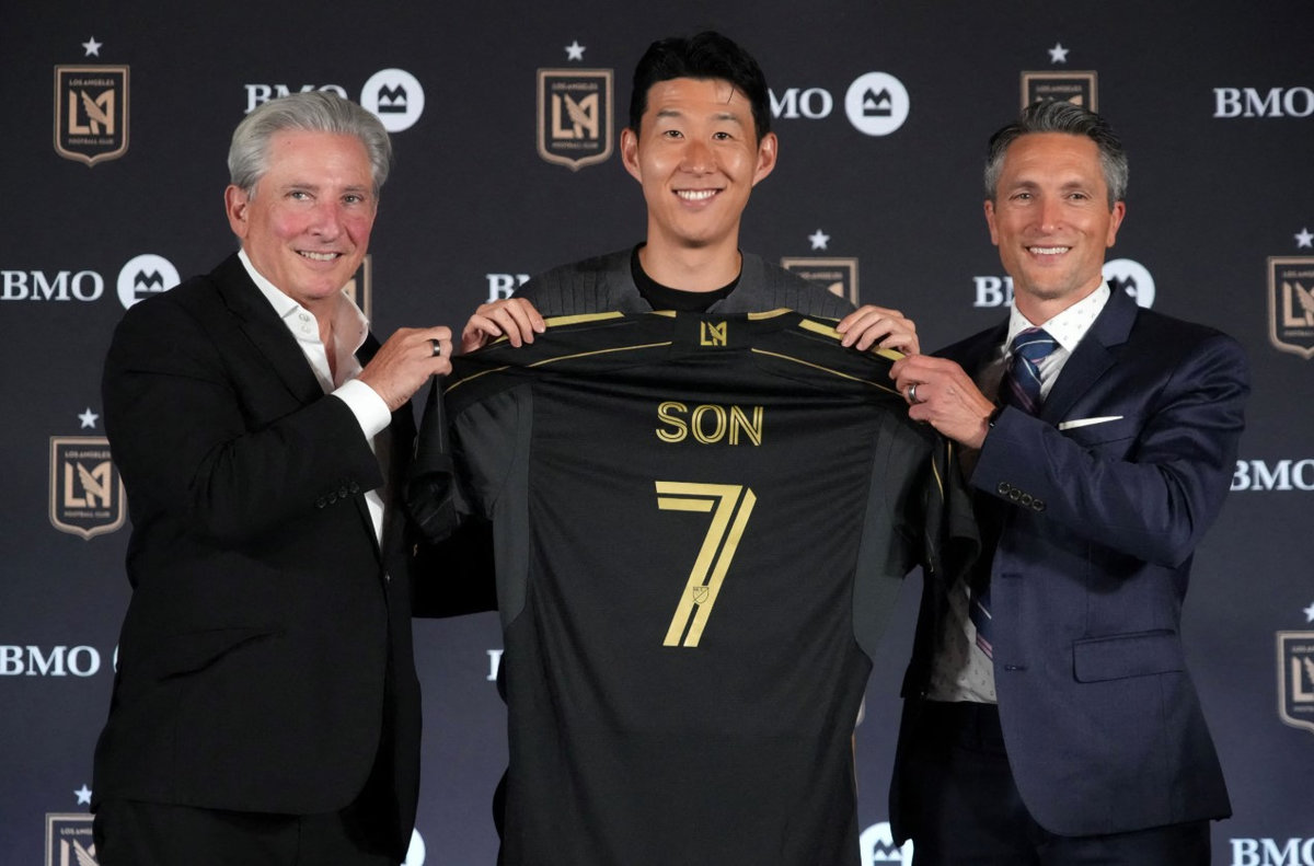 Aug 6, 2025; Los Angeles, California, USA; Son Heung-min (center) poses with LAFC lead managing owner Bennett Rosenthal (left) and general manager John Thorrington during an LAFC introductory press conference at BMO Stadium. [Credit: Kirby Lee-Imagn Images via REUTERS]