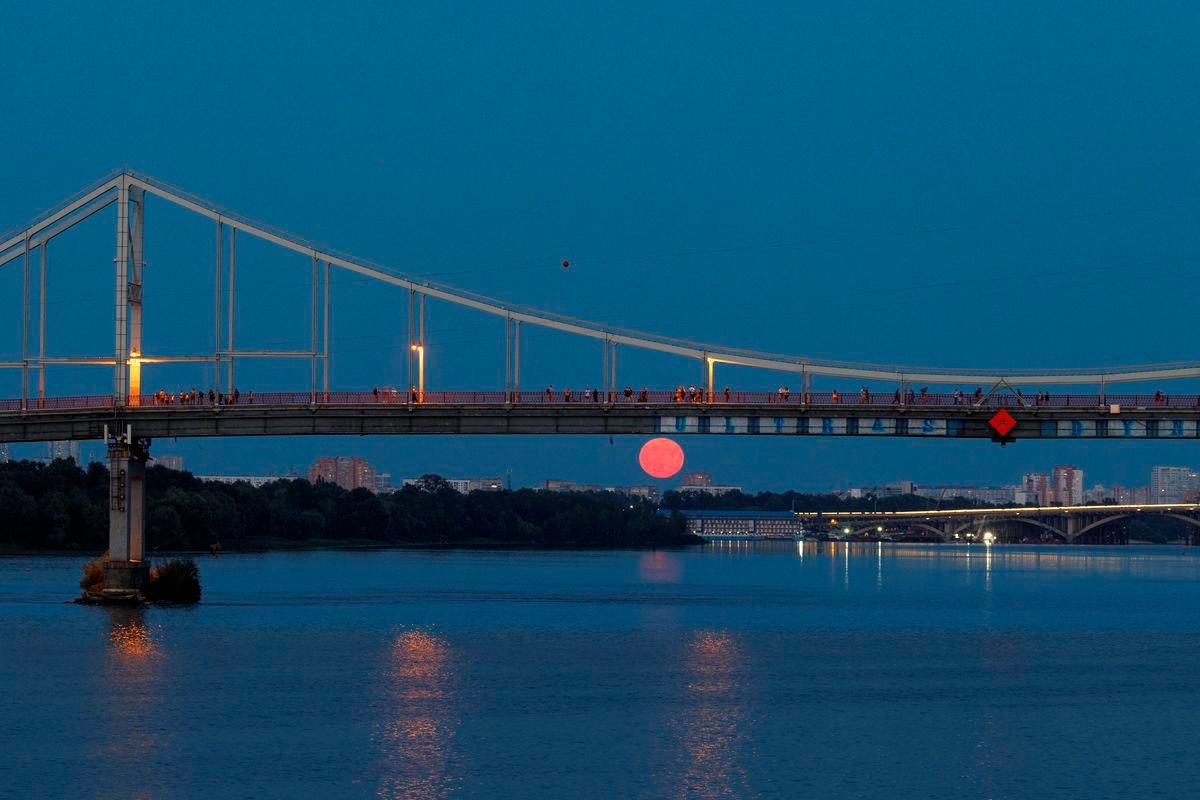 A full moon known as the “Sturgeon Moon” rises over a horizon in Kyiv, Ukraine August 9, 2025. REUTERS/Valentyn Ogirenko