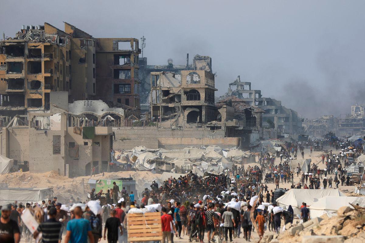 Rakyat Palestin membawa bekalan bantuan yang mereka kumpulkan dari trak yang memasuki Gaza melalui Israel, di Beit Lahia, utara Semenanjung Gaza pada 10 Ogos 2025-REUTERS/Dawoud Abu Alkas