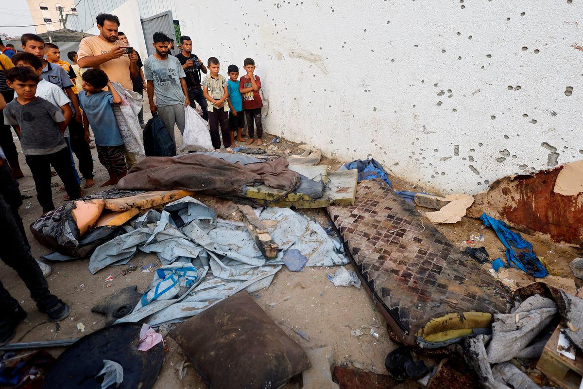 Penduduk Palestin memeriksa kerosakan di lokasi serangan Israel ke atas sebuah khemah berhampiran Hospital Shifa yang mengorbankan wartawan Al Jazeera Anas Al Sharif, Mohammed Qreiqeh, Ibrahim Zaher, dan Mohammed Noufal, di Bandar Gaza pada 11 Ogos 2025 -REUTERS/Mahmoud Issa