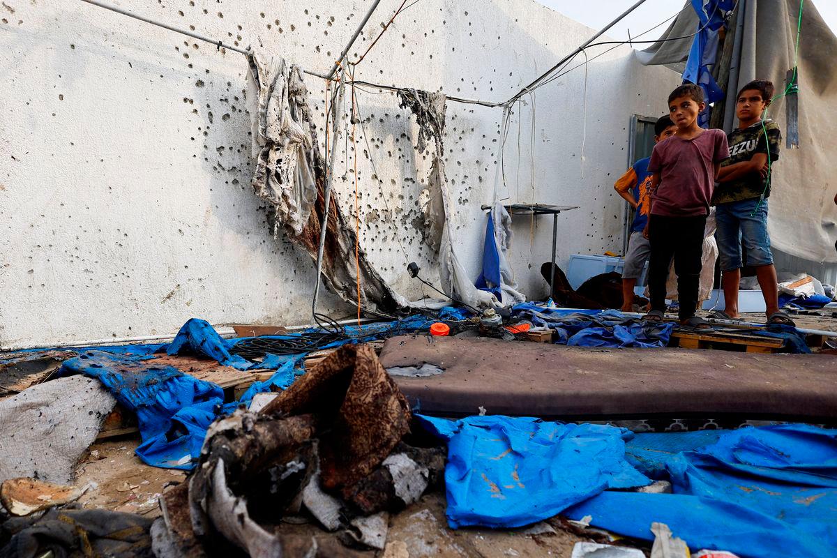 Kanak-kanak Palestin berdiri di lokasi serangan Israel ke atas sebuah khemah berhampiran Hospital Shifa yang mengorbankan wartawan Al Jazeera Anas Al Sharif, Mohammed Qreiqeh, Ibrahim Zaher, dan Mohammed Noufal, di Bandar Gaza pada 11 Ogos 2025. REUTERS/Mahmoud Issa