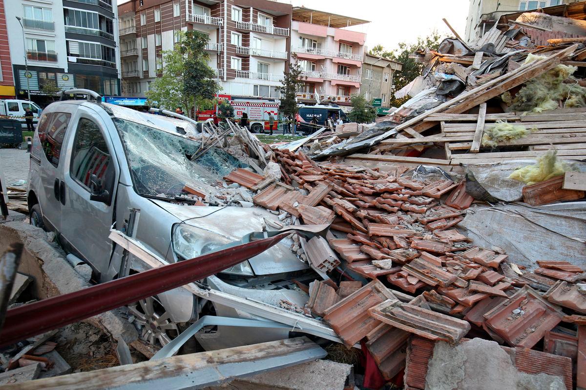Sebuah kenderaan yang rosak terperangkap di bawah runtuhan bangunan yang telah runtuh selepas gempa bumi di Sindirgi, wilayah Balikesir di barat Turkiye, pada 11 Ogos 2025. REUTERS