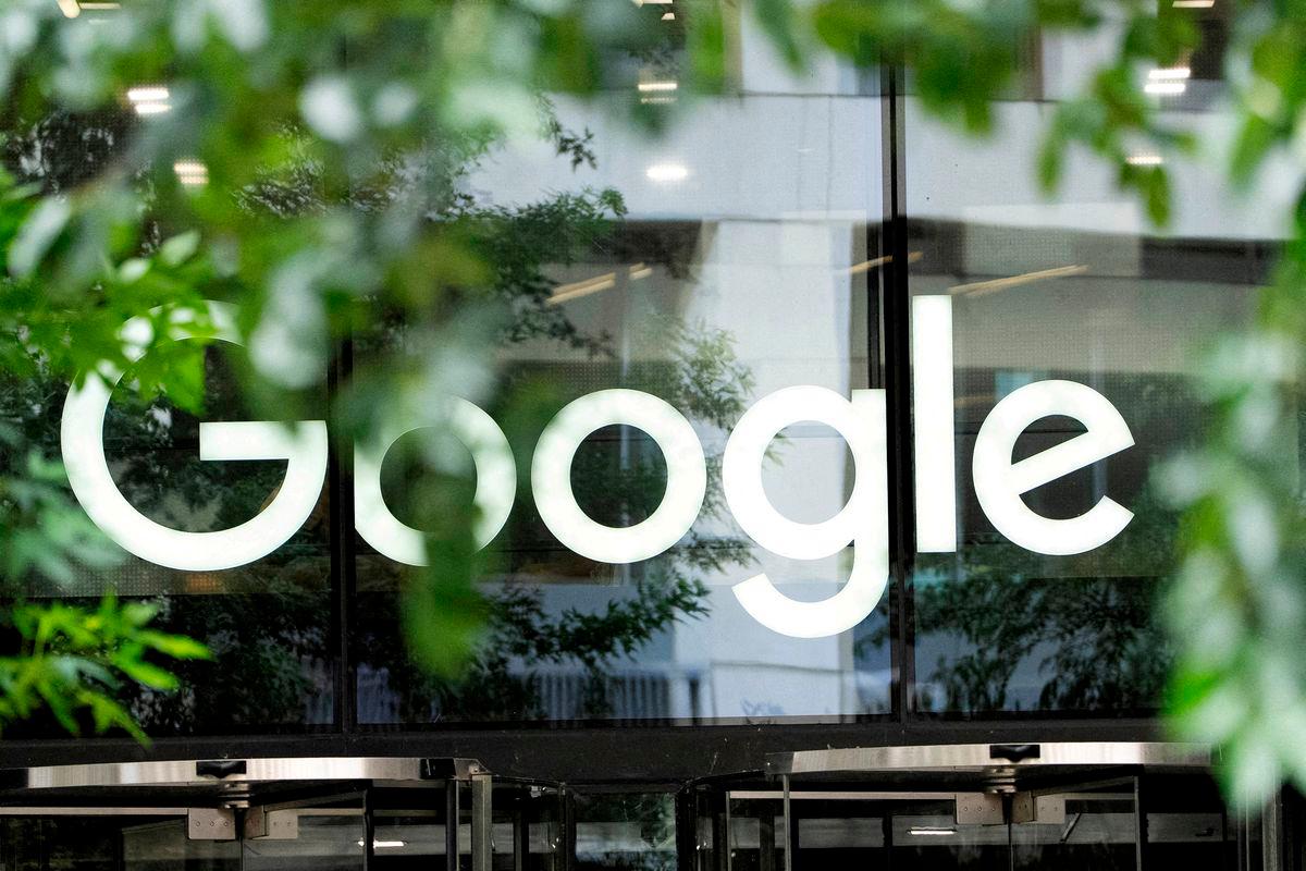 FILE PHOTO: The Google logo is seen outside the company’s offices in London, Britain, June 24, 2025. REUTERS/Carlos Jasso/File Photo
