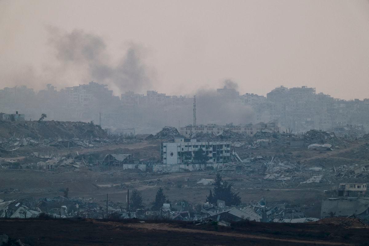 Gambar Hiasan sahaja: Asap naik dari utara Gaza, berhampiran sempadan Israel-Gaza, dilihat dari Israel, 13 Ogos 2025. REUTERS/Amir Cohen/File Photo
