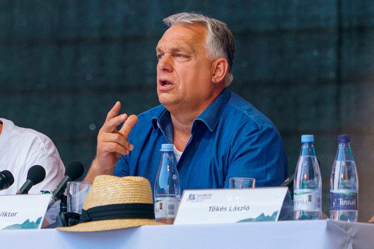 FILE PHOTO: Hungarian Prime Minister Viktor Orban delivers a speech to ethnic Hungarians at Balvanyos Summer University, in Baile Tusnad, Romania, July 26, 2025. Inquam Photos/Tudor Pana via REUTERS