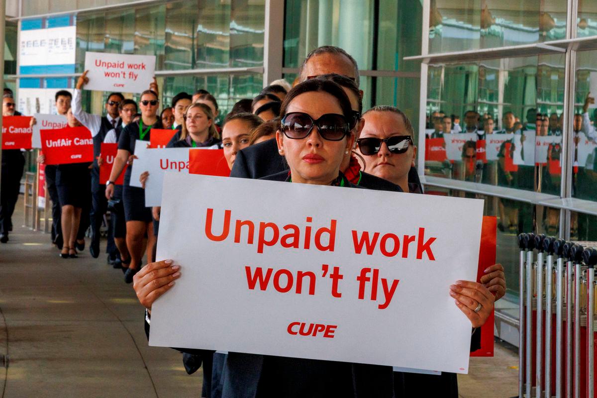 FILE PHOTO: Air Canada flight attendants, represented by the Canadian Union of Public Employees (CUPE) hold a picket at one of four airports to highlight their pay demands in contract negotiations with Canada’s largest airline, outside Toronto Pearson International Airport in Mississauga, Ontario, Canada August 11, 2025. REUTERS/Carlos Osorio/File Photo