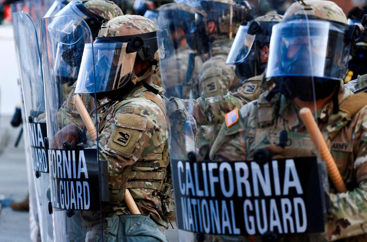 FILE PHOTO: National Guard troops wear gas masks during protests against federal immigration sweeps, in Los Angeles, California, U.S., June 12, 2025. REUTERS/David Swanson/File Photo