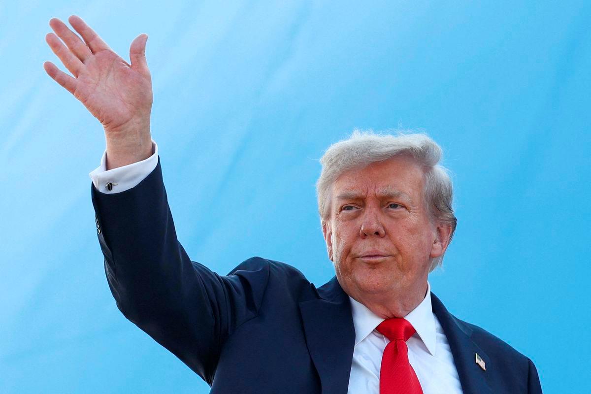 U.S. President Donald Trump waves while boarding Air Force One, as he departs for Alaska to meet with Russian President Vladimir Putin to negotiate for an end to the war in Ukraine, from Joint Base Andrews in Maryland, U.S., August 15, 2025. REUTERS/Kevin Lamarque