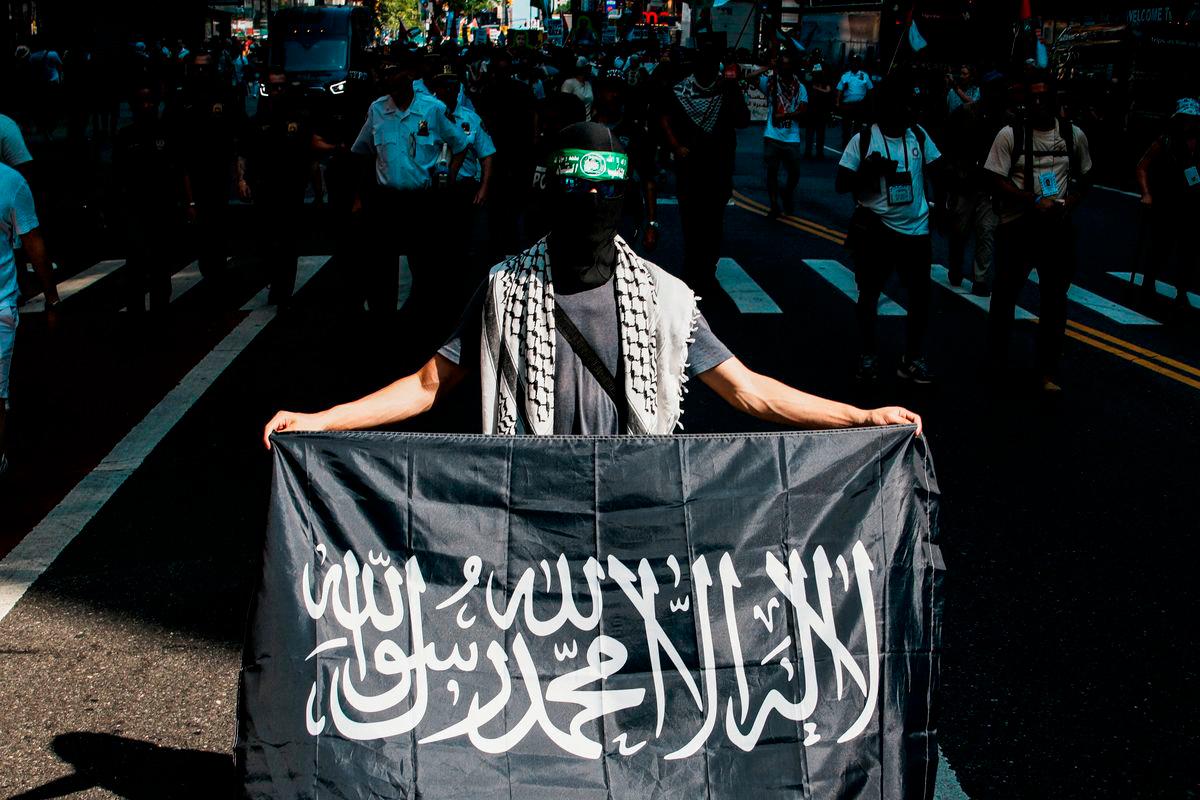 A person wearing a bandana associated with Hamas participates in a “Stop starving Gaza” march during the ongoing conflict between Israel and Hamas, in New York City, U.S., August 16, 2025. REUTERS/Eduardo Munoz