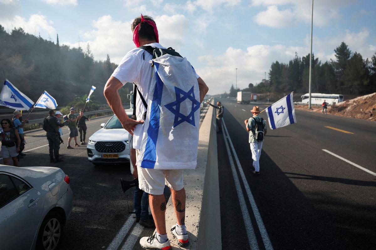 Demonstrators block Israel's main highway connecting Jerusalem and Tel Aviv, after families of hostages have called for a nationwide strike to demand the return of all hostages and an end to the war in Gaza, Latrun Israel August 17,2025 - REUTERSPIX