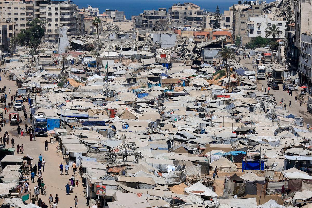 Warga Palestin yang dipindahkan akibat serangan Israel berlindung di kem khemah ketika tentera Israel bersiap untuk memindahkan penduduk ke selatan Gaza, di Bandar Gaza pada 17 Ogos 2025. REUTERS/Dawoud Abu Alkas