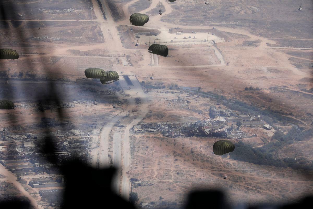 Gambar Hiasan Sahaja: Gambar Anggota tentera Jordan menjatuhkan bantuan udara ke atas Gaza, 17 Ogos 2025. REUTERS/Alaa Al Sukhni