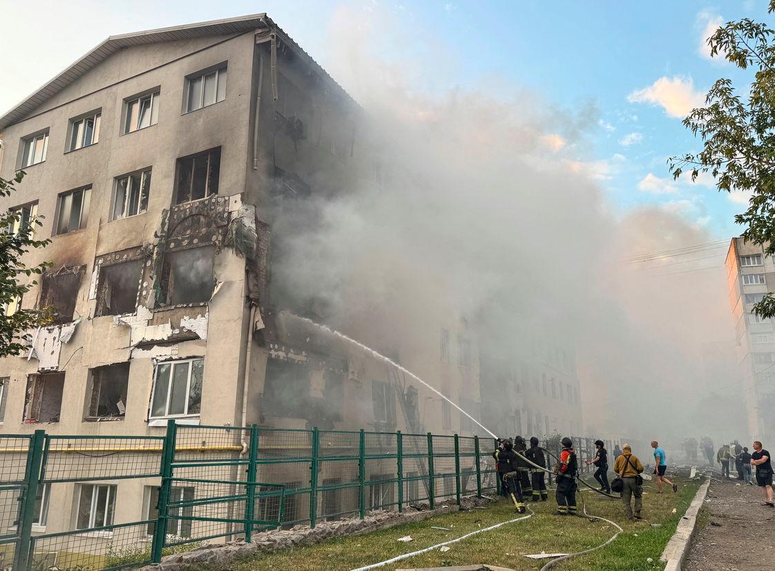 Firefighters work at the site of an apartment building hit by a Russian drone strike, amid Russia’s attack on Ukraine, in Kharkiv, Ukraine August 18, 2025. REUTERS/Vitalii Hnidyi