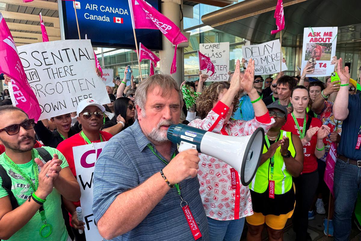 Mark Hancock, National President of the Canadian Union of Public Employees (CUPE), attends a picket line with striking Air Canada flight attendants amid a standoff with a government board that said the stoppage was unlawful, at Toronto Pearson International Airport in Mississauga, Ontario, Canada August 18, 2025. - REUTERSPIX