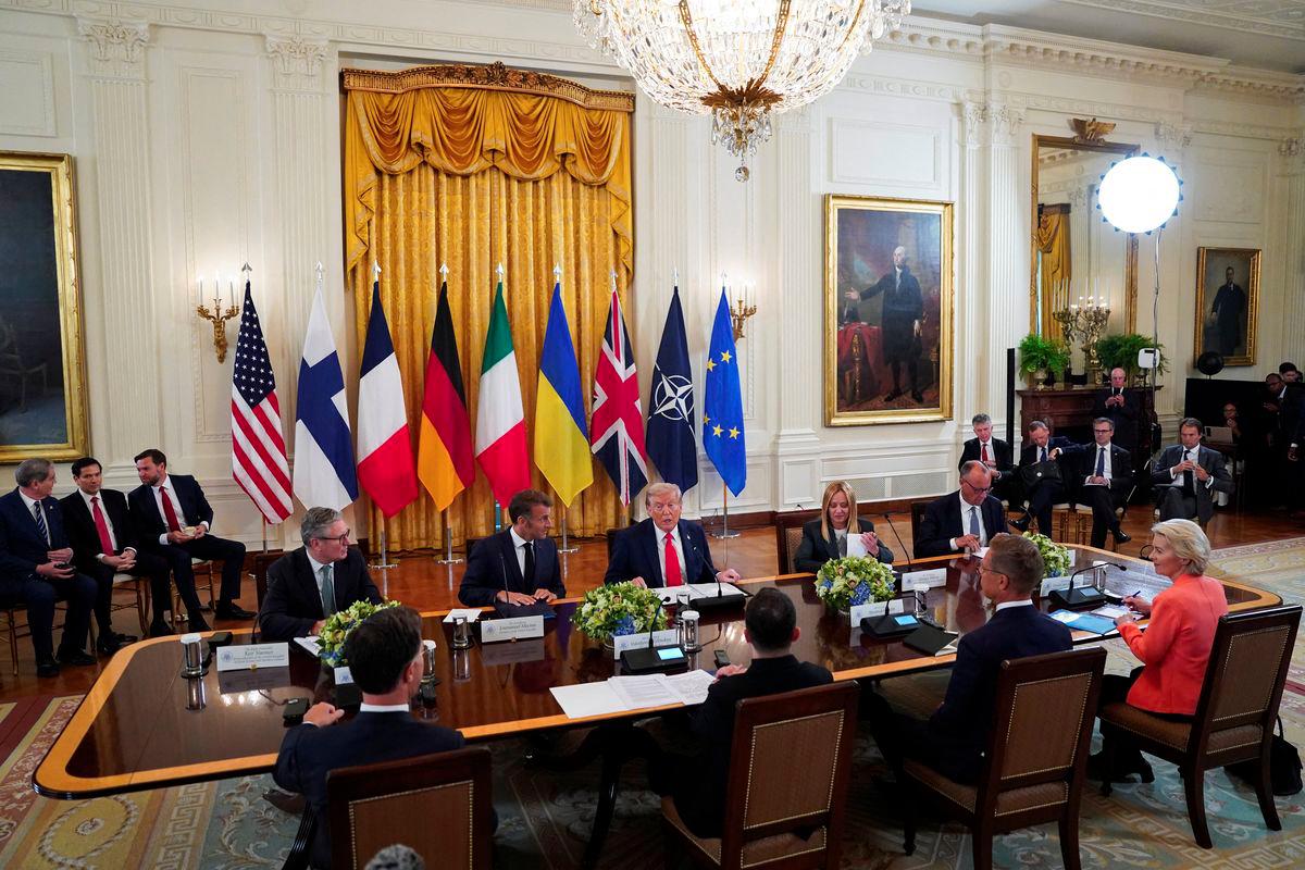 U.S. President Donald Trump meets Ukrainian President Volodymyr Zelenskiy, German Chancellor Friedrich Merz, French President Emmanuel Macron, British Prime Minister Keir Starmer, Italian Prime Minister Giorgia Meloni, Finland's President Alexander Stubb, NATO Secretary General Mark Rutte and European Commission President Ursula von der Leyen amid negotiations to end the Russian war in Ukraine, at the White House in Washington, D.C., U.S., August 18, 2025. - REUTERSPIX