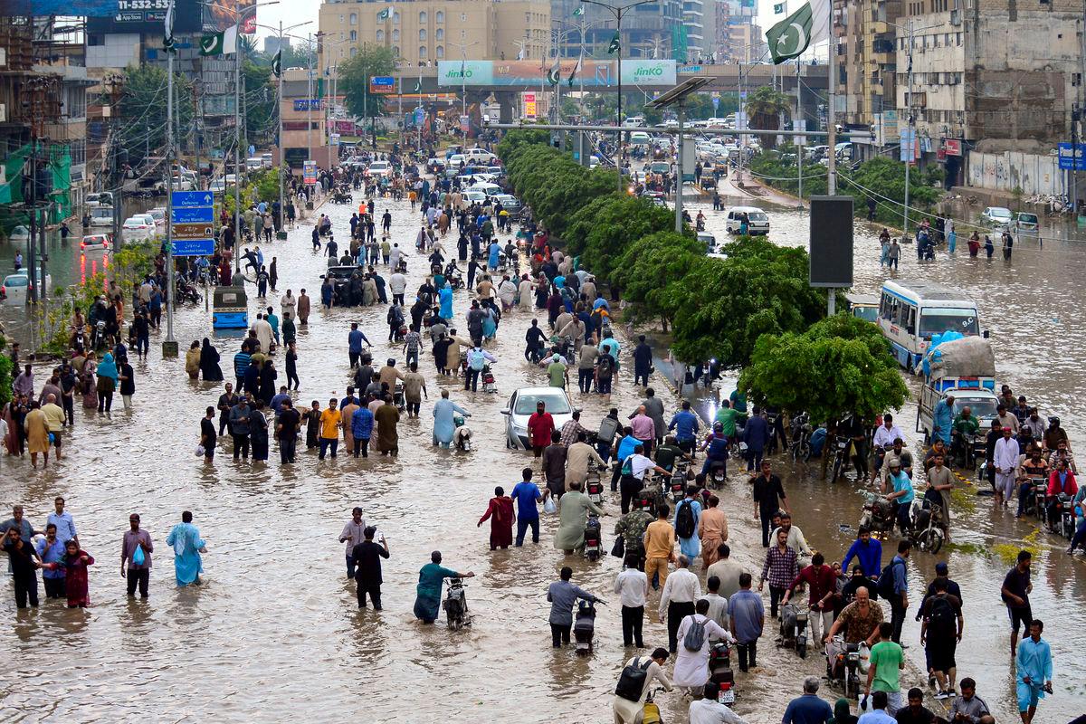 Orang ramai meredah jalan yang dinaiki air selepas hujan monsun di Karachi, Pakistan, 19 Ogos 2025. REUTERS/Imran Ali