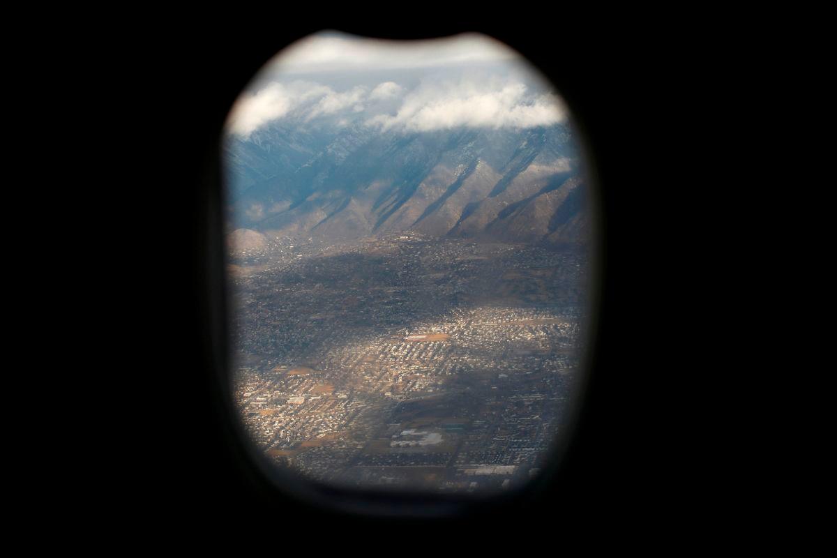 FOTO FAIL: Pemandangan dari tingkap penumpang dalam penerbangan Delta Airlines ketika ia mendarat di Salt Lake City, Utah, A.S., 10 Januari 2018. REUTERS/Mike Blake/Foto Fail
