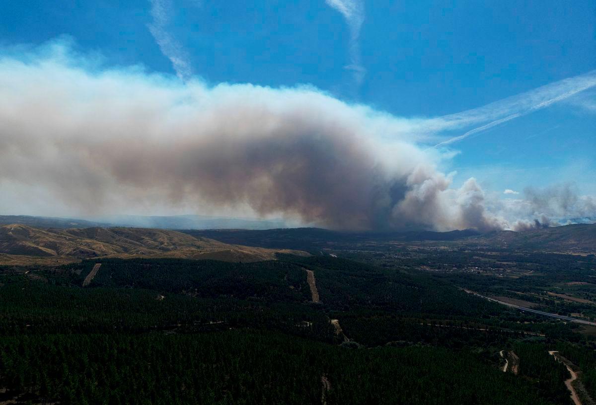 Asap membumbung semasa kebakaran hutan di pergunungan Oimbra, berhampiran Verin, dalam wilayah Ourense, rantau Galicia, Sepanyol, 19 Ogos 2025. REUTERS/Nacho Doce TPX IMAGES OF THE DAY
