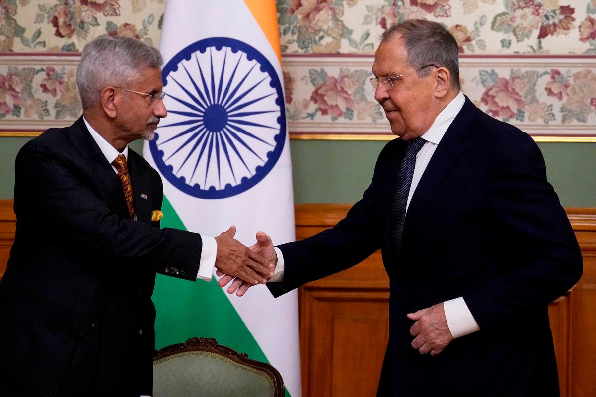 Russia’s Foreign Minister Sergei Lavrov shakes hands with India’s Foreign Minister Subrahmanyam Jaishankar during a joint press conference following their talks at Zinaida Morozova’s Mansion in Moscow, Russia August 21, 2025. Alexander Zemlianichenko/Pool via REUTERS