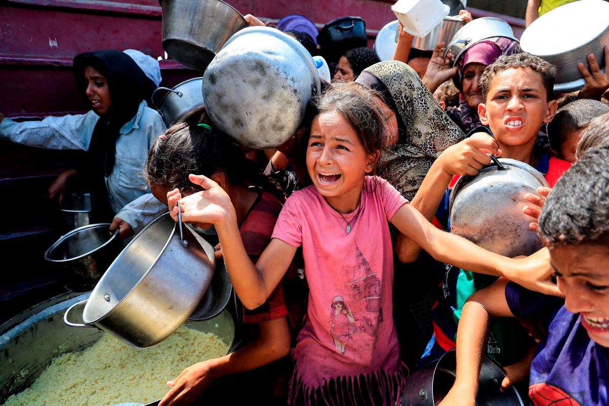 Warga Palestin menunggu untuk menerima makanan daripada dapur amal di Khan Younis, selatan Semenanjung Gaza, 21 Ogos 2025. REUTERS/Hatem Khaled TPX IMAGES OF THE DAY