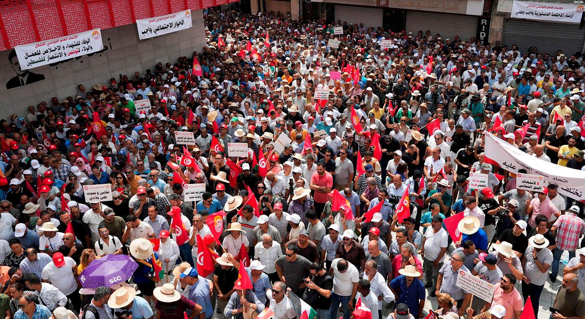Members of the Tunisian General Labour Union (UGTT) demonstrate after earlier this month President Kais Saied’s supporters staged a rally outside UGTT headquarters, urging Saied to suspend the union following a transport strike, in Tunis, Tunisia August 21, 2025. - REUTERS/Jihed Abidellaoui