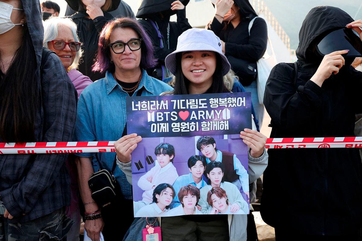 FILE PHOTO: BTS fans wait for BTS members Jungkook and Jimin who are set to be discharged from South Korea?s mandatory military service, in Yeoncheon, South Korea, June 11, 2025. REUTERS/Kim Hong-Ji/File Photo