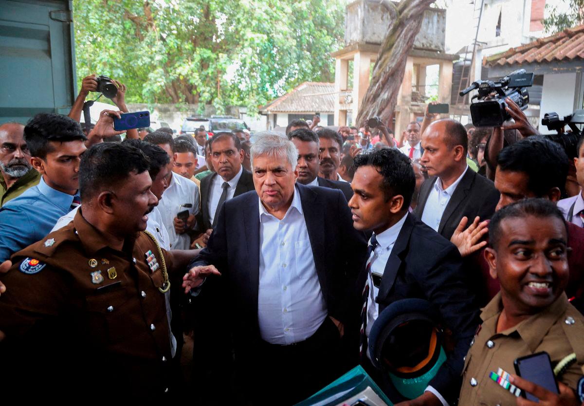 Sri Lanka’s former President Ranil Wickremesinghe arrives at the Magistrate’s Court in Colombo, Sri Lanka, August 22, 2025. REUTERS/Lahiru Harshana TPX IMAGES OF THE DAY