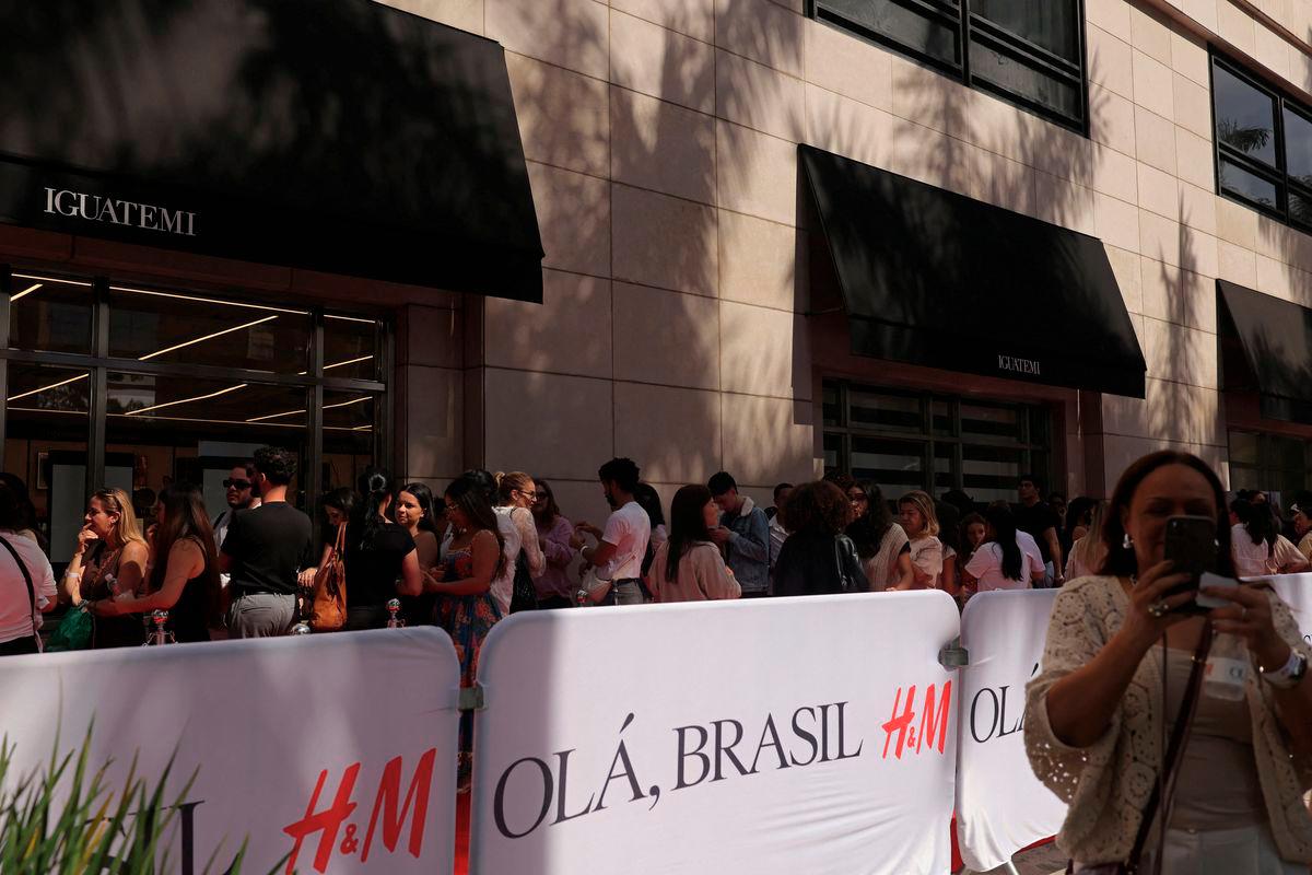 People queue to enter the first H&amp;M fast-fashion store in Sao Paulo, Brazil August 23, 2025. - REUTERS