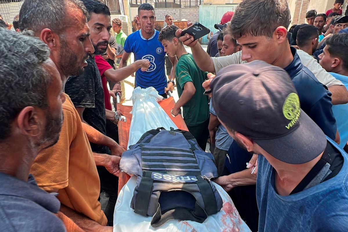 Mourners carry the body Palestinian cameraman Hussam al-Masri, who was a contractor for Reuters, after he was killed along with other journalists and people in Israeli strikes on Nasser hospital, in Khan Younis in the southern Gaza Strip, August 25, 2025. - REUTERSPIX