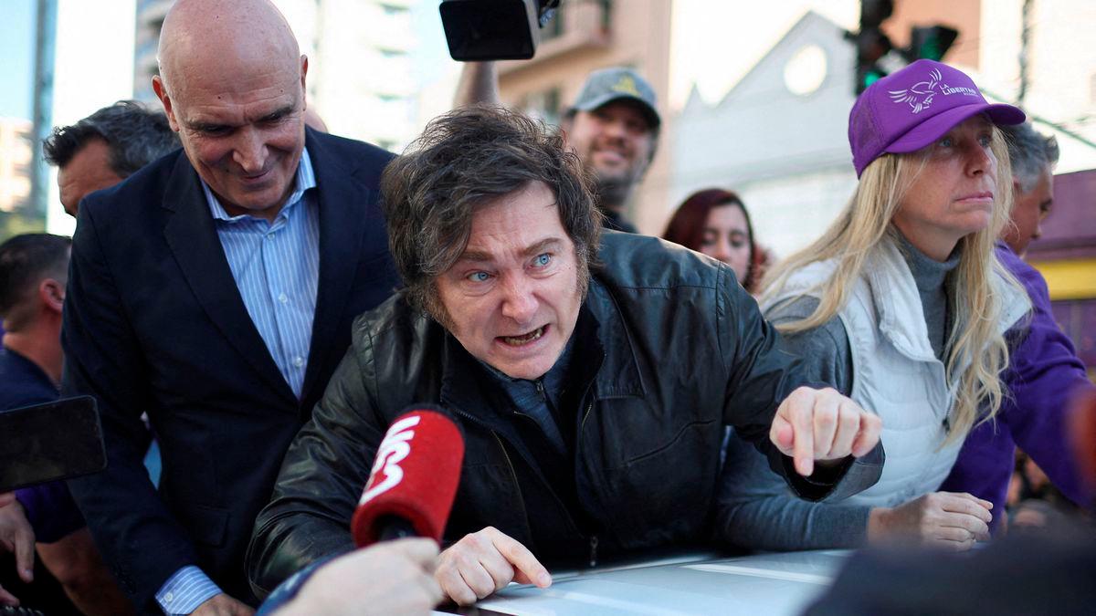 Argentina’s President Javier Milei speaks to the media, while standing on a vehicle with General Secretary of the Presidency of Argentina Karina Milei and lawmaker Jose Luis Espert to attend a La Libertad Avanza party rally ahead of legislative elections in the province of Buenos Aires, in Lomas de Zamora on the outskirts of Buenos Aires, Argentina, August 27, 2025. REUTERS/Agustin Marcarian