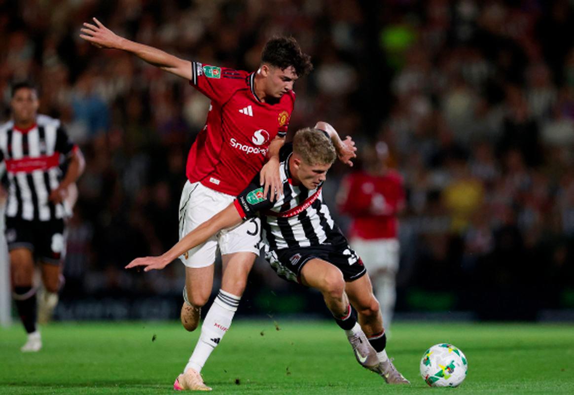 Football - Carabao Cup - Second Round - Grimsby Town v Manchester United - Blundell Park, Grimsby, Britain - August 27, 2025Manchester United's Tyler Fredricson in action with Grimsby Town's Cameron Gardner - REUTERSPIX
