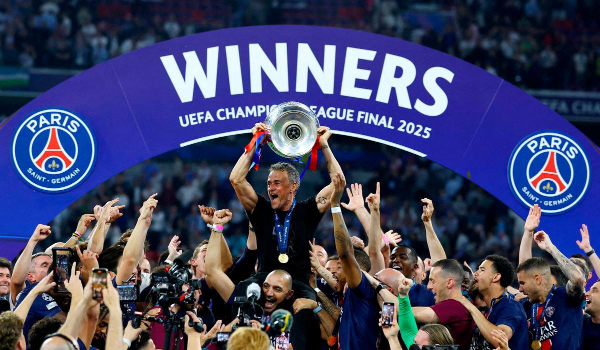 Paris St Germain coach Luis Enrique lifts the trophy. Reuterspix