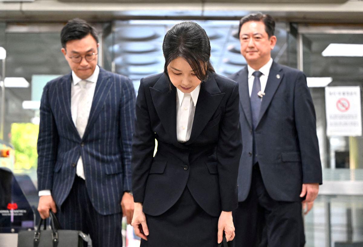 FILE PHOTO: South Korea’s former first lady Kim Keon Hee, wife of impeached former president Yoon Suk Yeol, bows as she arrives at a court to attend a hearing to review her arrest warrant requested by special prosecutors at the Seoul Central District Court, in Seoul, South Korea August 12, 2025. JUNG YEON-JE/Pool via REUTERS/File Photo